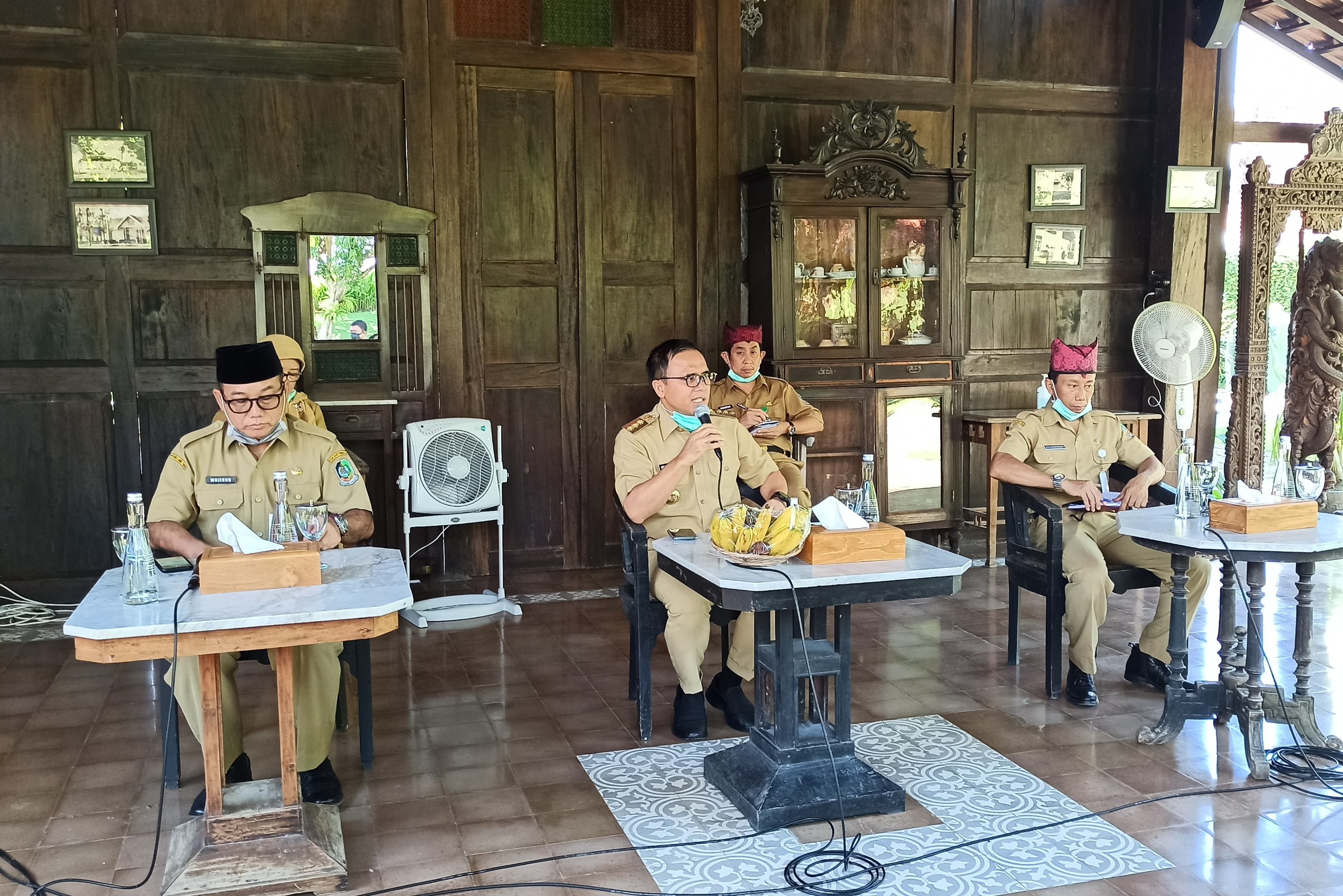 Bupati Banyuwangi Abdullah Azwar Anas. Memberikan keterangan pers terkait pasien terkonfirmasi Covid-19 pertama di Banyuwangi (foto: Hujaini/Ngopibareng.id)