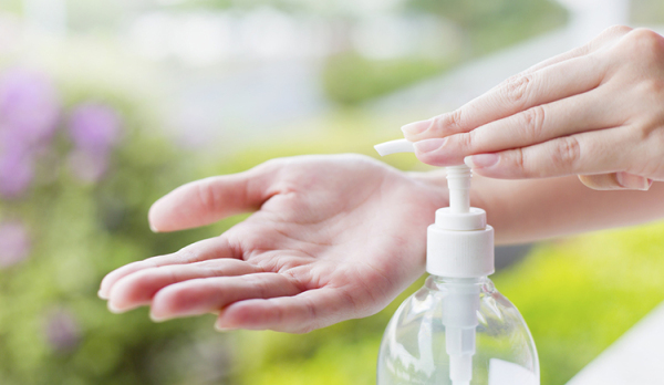 Ilustrasi pengunaan hand sanitizer. (Foto: Google)