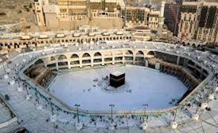 Ka'bah yang berada di dalam Masjidil Haram, Kota Mekah, Arab Saudi ditutup dari para peziarah. (Foto:ArabNews)