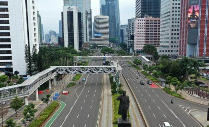 Jl. Sudirman Jakarta sepi, saat diberlakukan Tanggap Darurat. (Foto:Antara)