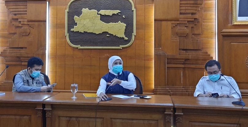 Gubernur Jawa Timur Khofifah Indar Parawansa (tengah), saat melakukan konferensi pers di Gedung Negara Grahadi. (Foto: Alief Sambogo/Ngopibareng.id)