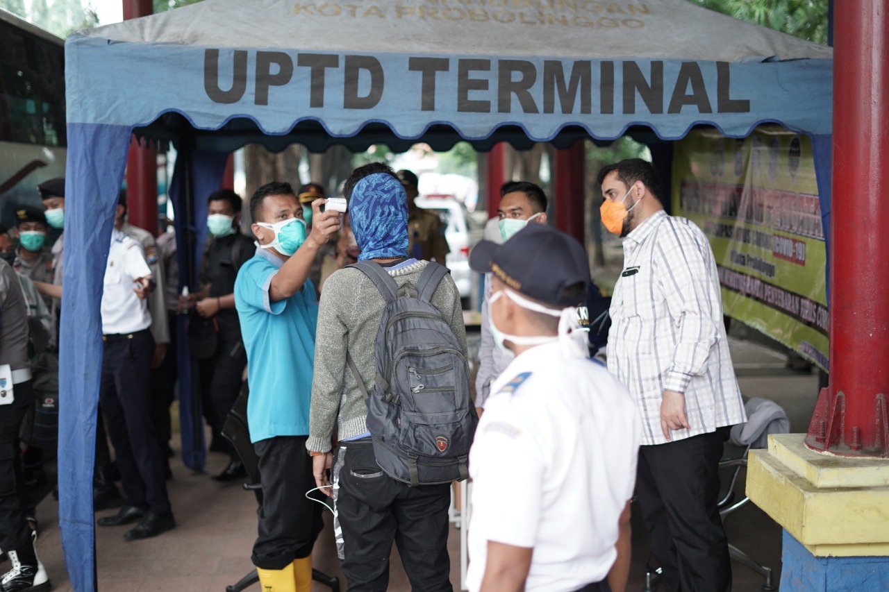 Para penumpang yang turun di Stasiun Kereta Api (KA) Probolinggo dan Terminal Bayuangga diperiksa petugas. (Foto: Ikhsan Mahmudi/Ngopibareng.id)