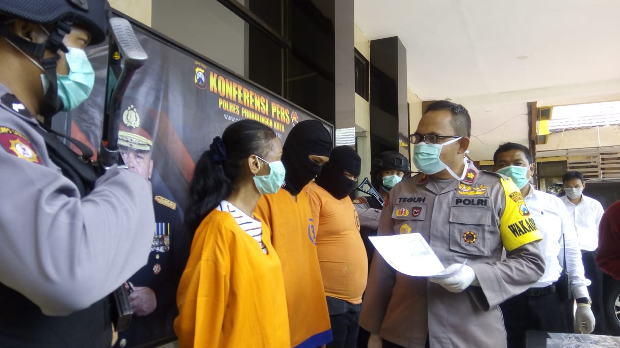 Ibu-Ibu di Probolinggo ini ditangkap polisi setelah edarkan sabu-sabu. (Foto: Ikhsan Mahmudi/Ngopibareng.id) 