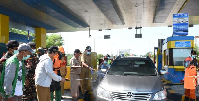 Wabup Pasuruan pimpin langsung penyemprotan desinfektan di Exit Tol Sidowayah, Bangil. (Foto: Dok Humas)