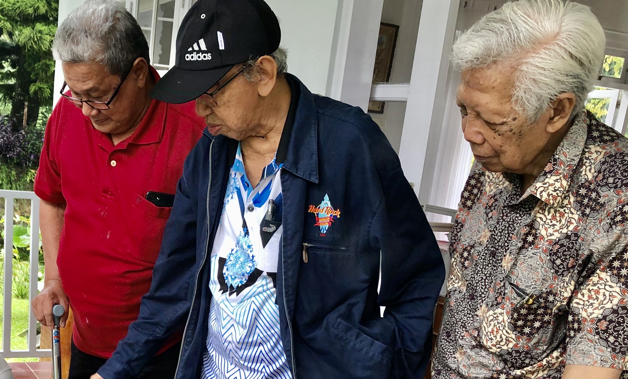 SESEPUH: Doelatif (paling kiri) bersama dr Mohammad Badri dan Widjatmono. (foto istimewa)