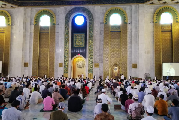 Jamaag Salat Jumat di Masjid Al Akbar Surabaya selama Pandemi Corona.