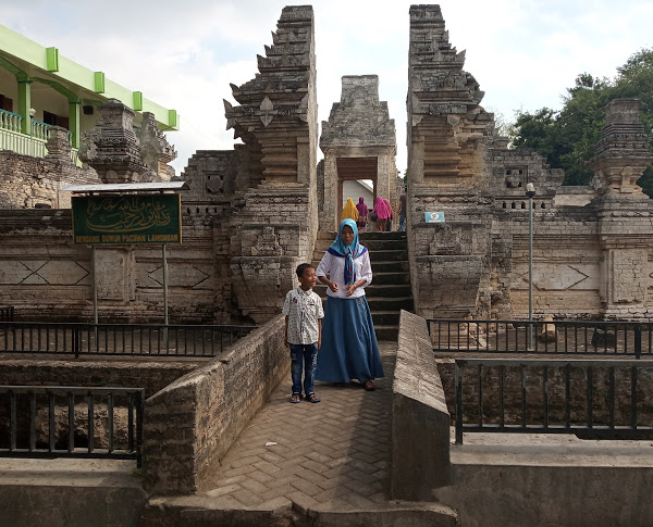 Salah satu pintu masuk Masjid Sendang Dhuwur di Paciran, Lamongan, Jawa Timur. (Foto: Dok/Ngopibareng.id)