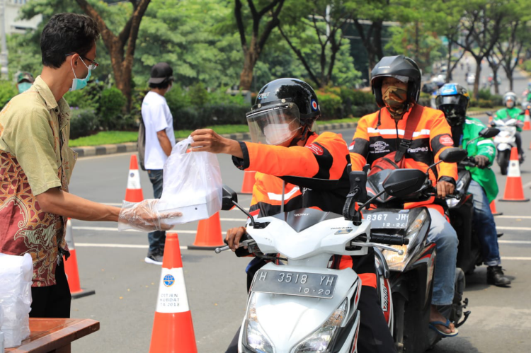 Pembagian nasi bungkus untuk Ojol di Jawa Tengah. (Foto: Humas/Jawa Tengah)