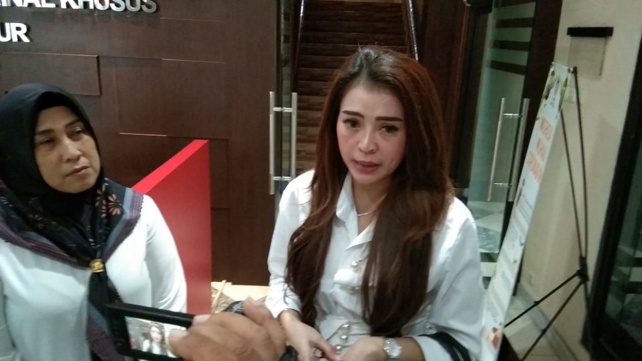 Selebgram, Tyara Barbie usai mengikuti proses pemeriksaan di Mapolda Jatim. (Foto: Fariz Yarbo/Ngopibareng.id)