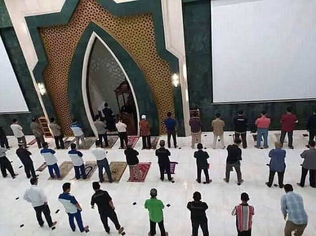 Shalat berjamaah dengan shat yang berjarak alias tidak rapat. (Foto: istimewa)