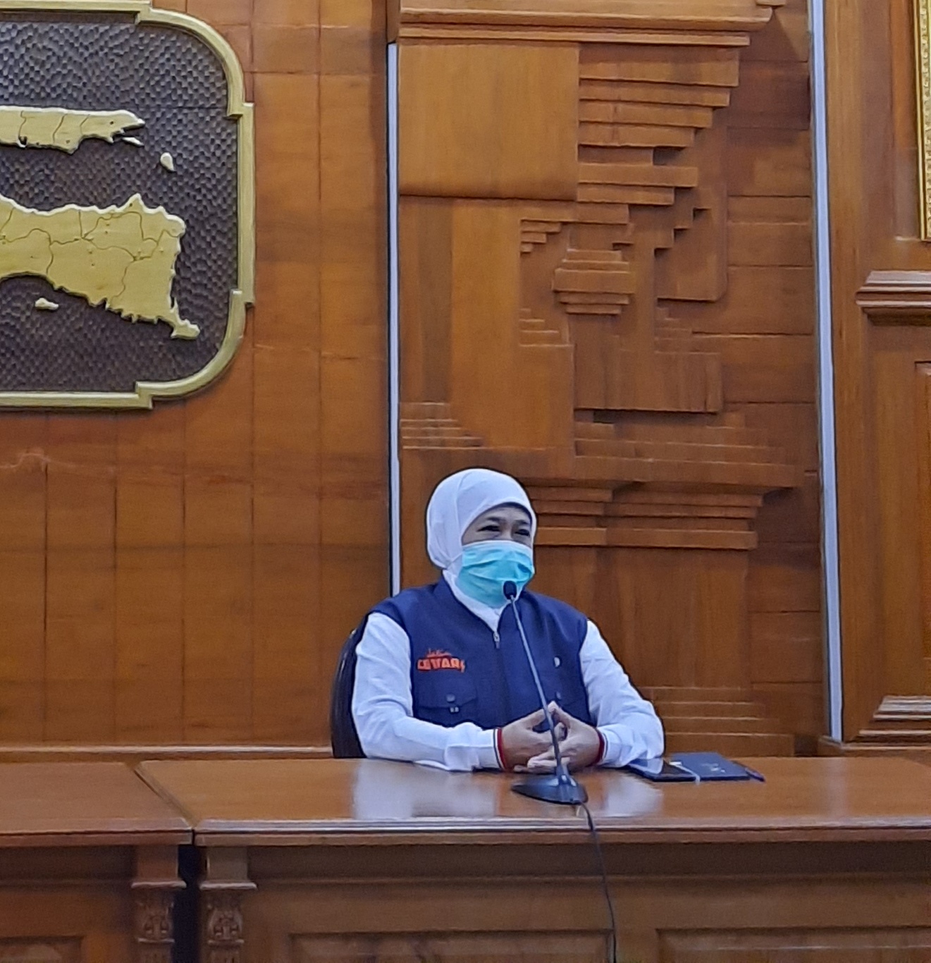 Gubernur Jawa Timur Khofifah Indar Parawansa, saat melakukan konferensi pers di Gedung Negara Grahadi. (Foto: Alief Sambogo/Ngopibareng.id)