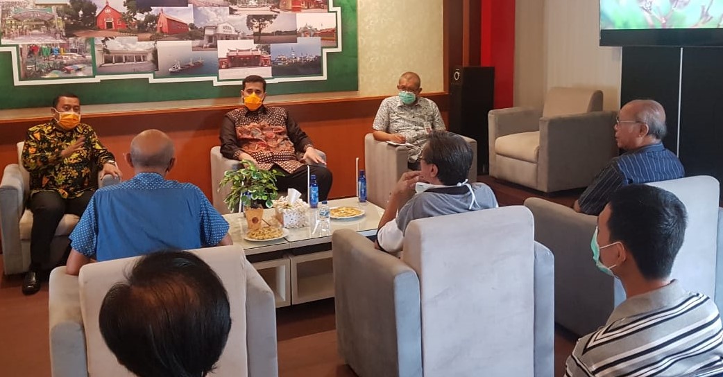 Sejumlah pemilik toko di kawasan Pasar Baru, Kota Probolinggo mengadu Walikota Hadi Zainal Abidin. (Foto: Ikhsan Mahmudi/Ngopibareng.id)