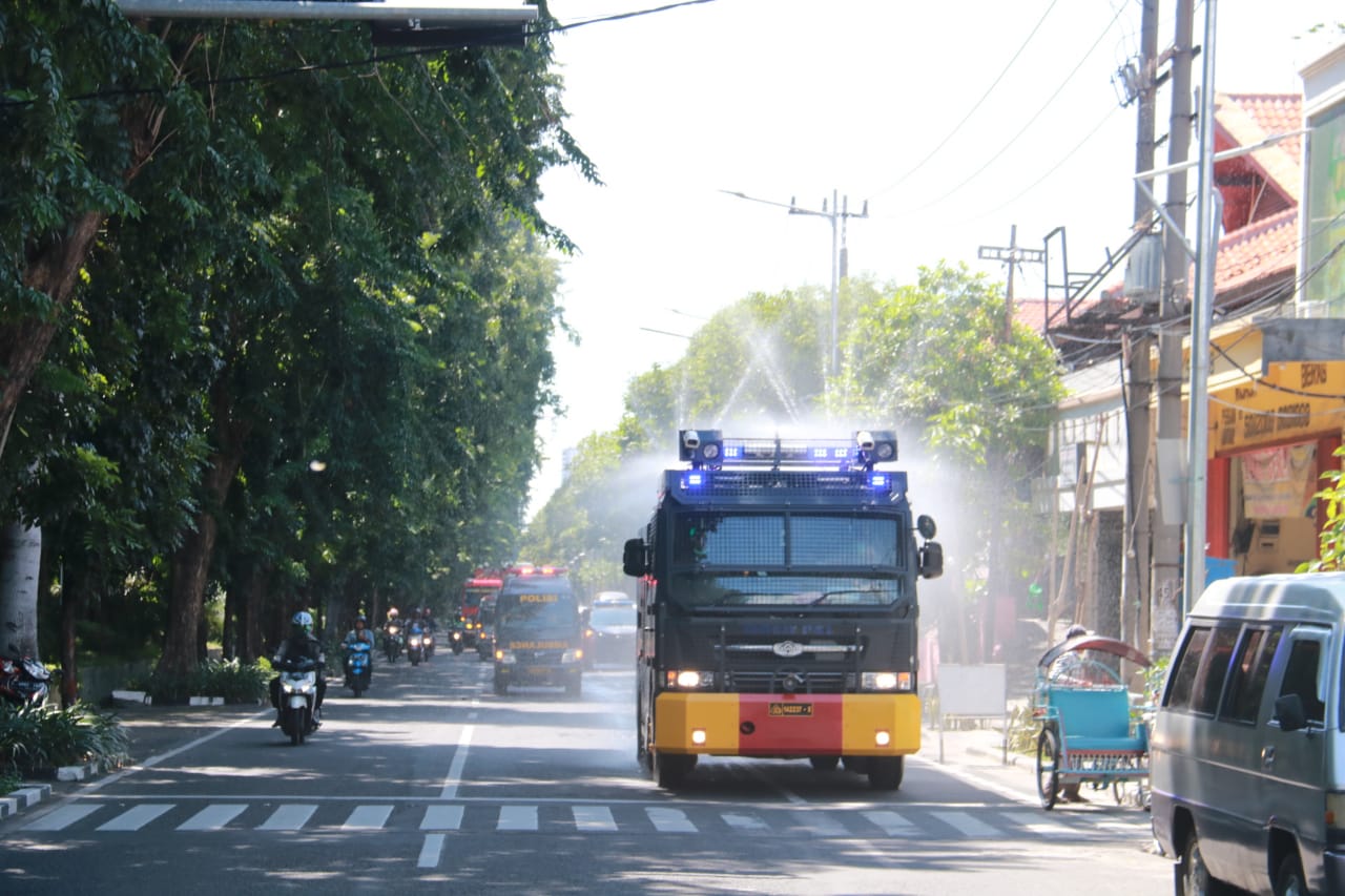 Tim Polda Jatim melakukan penyemprotan di ruas jalan protokol di Surabaya, Selasa 31 Maret 2020. (Foto: Humas Polda Jatim)