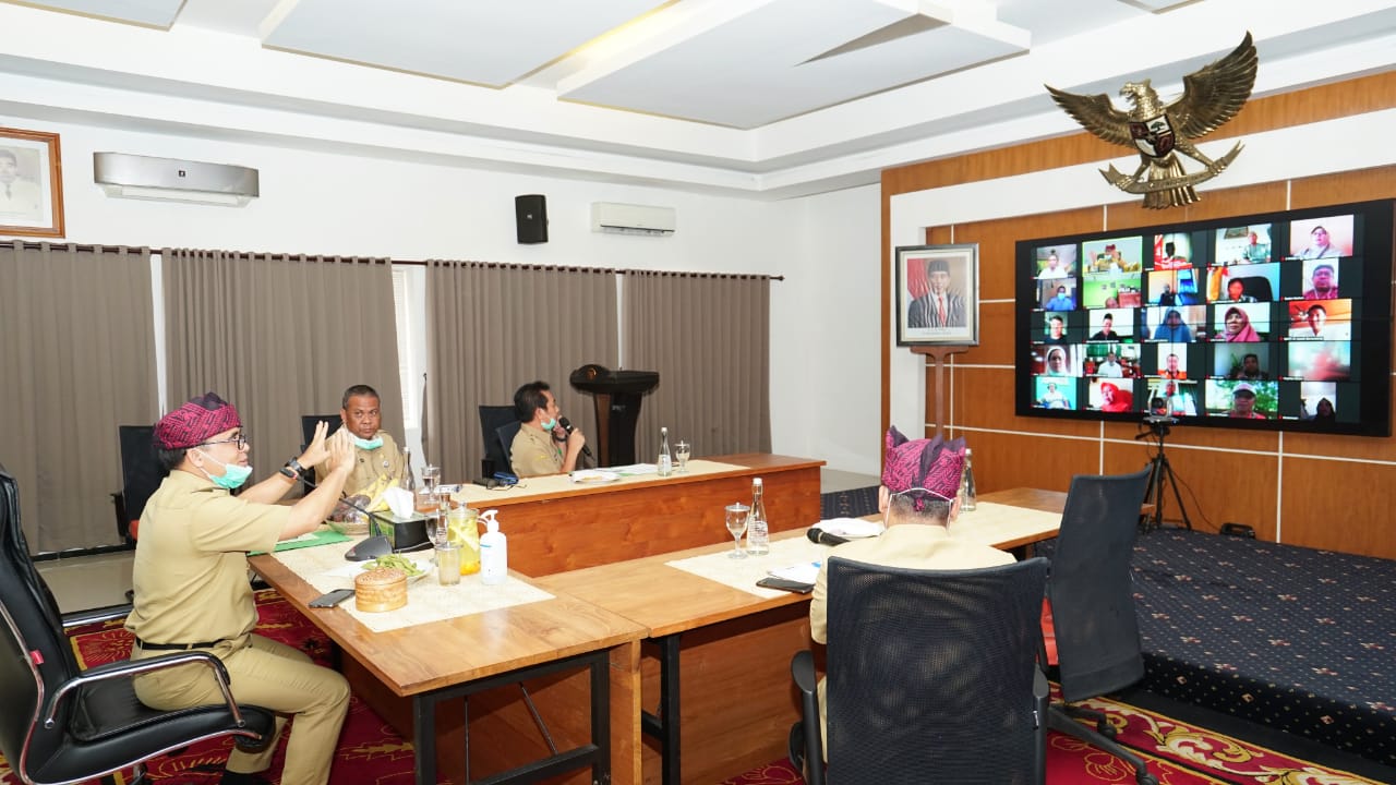 Bupati Banyuwangi Abdullah Azwar Anas melakukan rapat koordinasi dengan Kepala Sekolah (Foto: Istimewa)