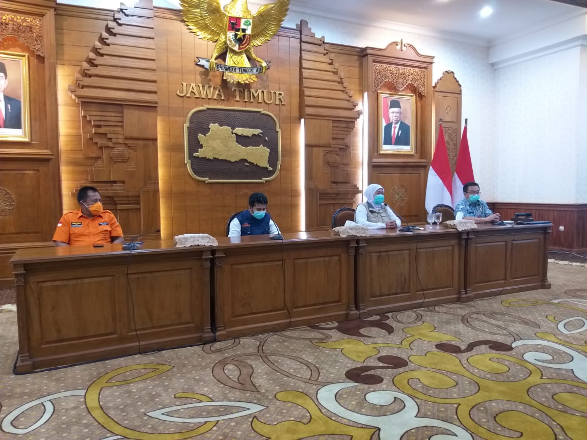 Gubernur Jawa Timur Khofifah Indar Parawansa, saat melakukan konferensi pers di Gedung Negara Grahadi. (Foto: Alief Sambogo/Ngopibareng.id)