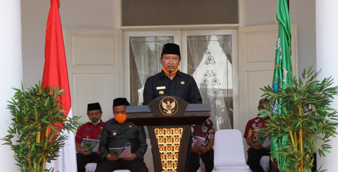 Bupati Irsyad Yusuf menyampaikan LKPJ secara online. (Foto: Dok Humas)