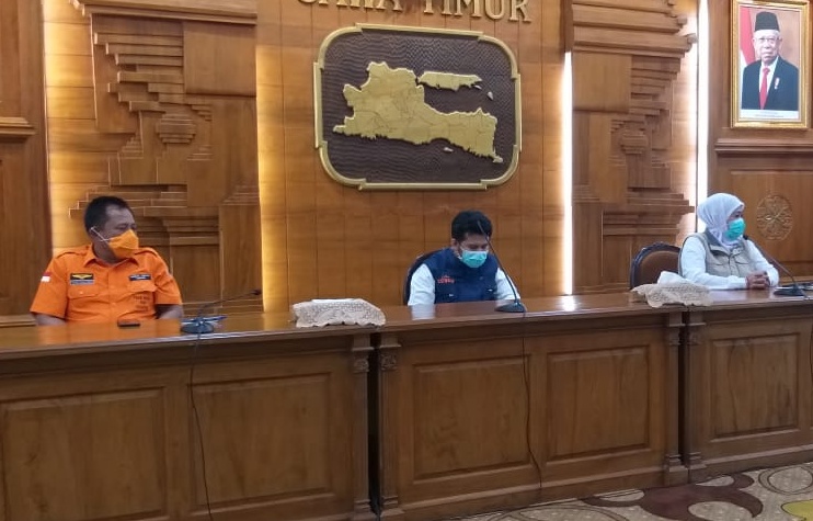 Gubernur Jawa Timur Khofifah Indar Parawansa, saat melakukan konferensi pers di Gedung Negara Grahadi. (Foto: Alief Sambogo/Ngopibareng.id)