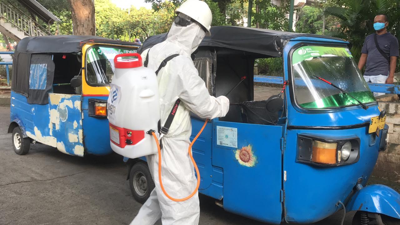 PGN menyemprot bajaj dengan cairan disinfektan. (Foto: PGN)