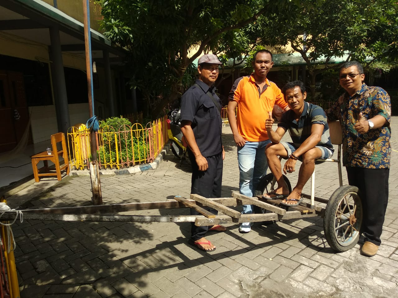 Pembuat gerobak social distancing, Pratmanto (kiri bertopi), Ferry (berbaju oranye), Sutari (naik gerobak), dan Yudi (kanan) (Foto: Rizqi Mutqiyyah/Ngopibareng.id)