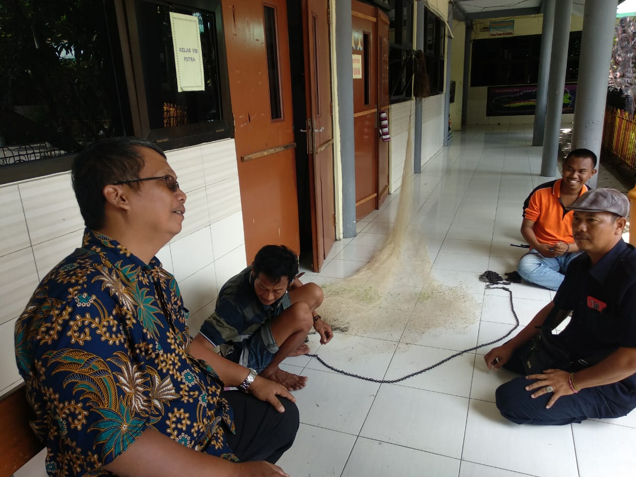 Saling bercengkerama Yudi (kiri), Sutari (samping kanan Yudi), Pratmanto (bertopi) dan Ferry (berbaju oranye). (Foto: Rizqi Mutqiyyah/Ngopibareng.id)