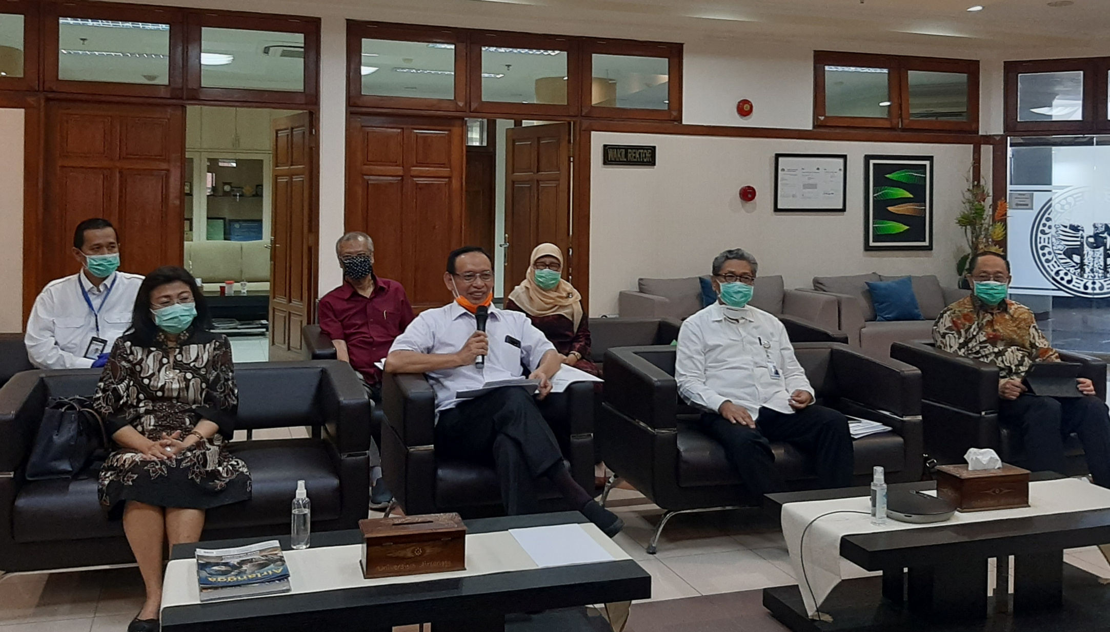 Rektor Unair Prof Nasih bersama jajaran peneliti Unair untuk Covid-19 saat ditemui awak media, Rabu, 1 April 2020. (Foto: Pita Sari/Ngopibareng.id)