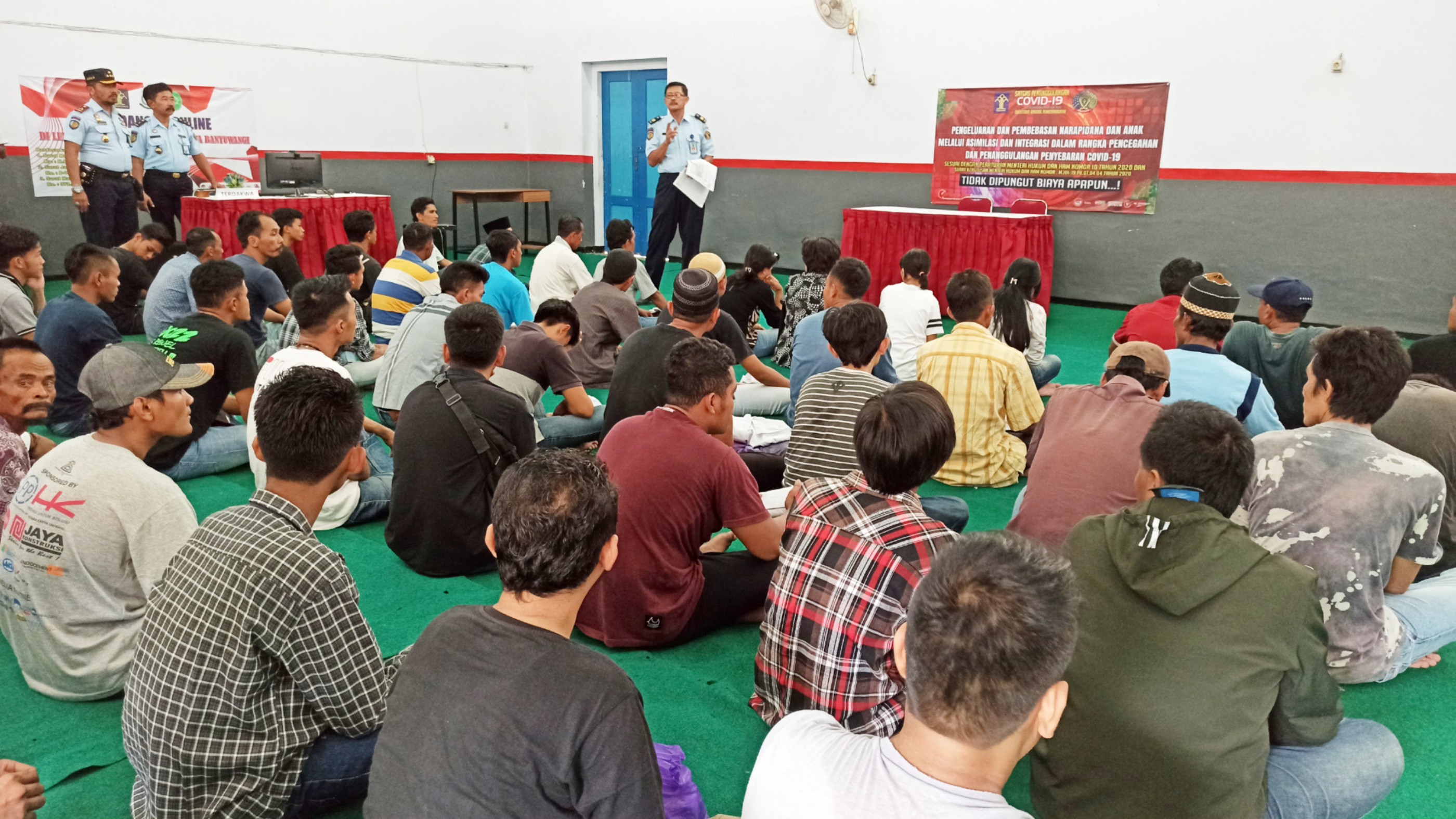 62 narapidana lapas Banyuwangi menunggu penyelesaian administrasi sebelum pulang ke rumahnya (foto : Hujaini/ngopibareng.id)