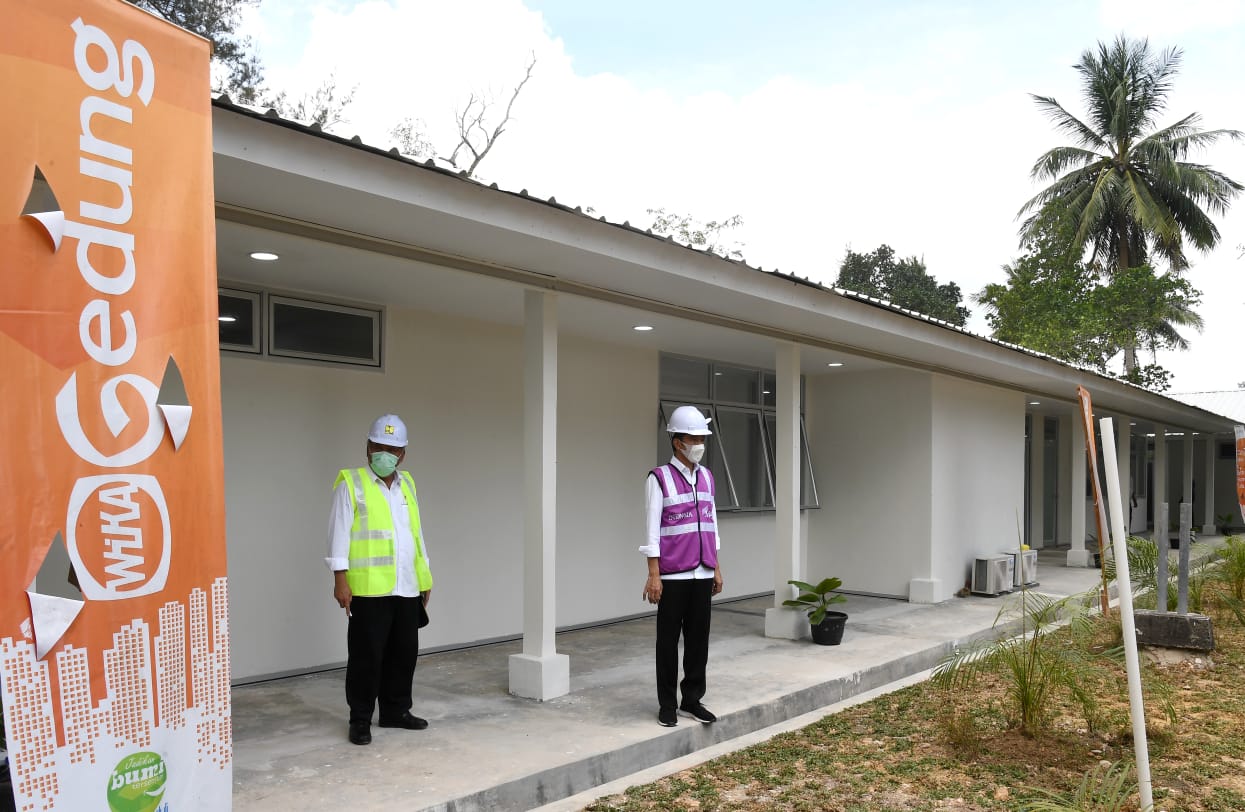 Presiden Joko Widodo (Jokowi) bersama Menteri PUPR, Basoeki Hadimoeljono meninjau RS Darurat di Pulau Galang, Kepulauan Riau atau Kepri. (Foto: Setpres)