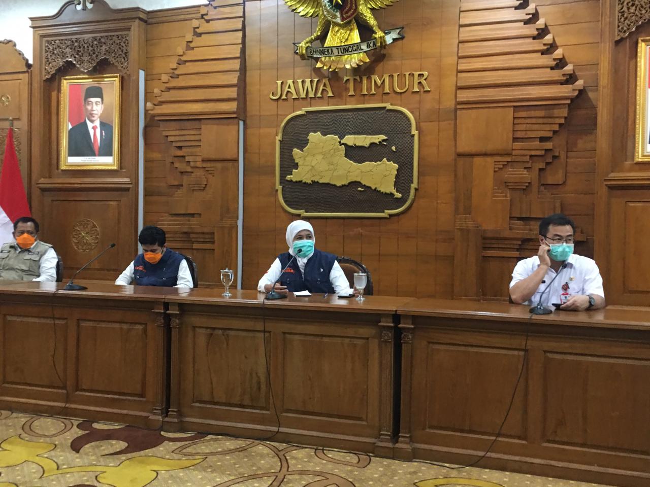 Gubernur Jawa Timur Khofifah Indar Parawansakonferensi pers data sebaran corona di Jawa Timur. (Foto: Alief Sambogo/Ngopibareng.id)