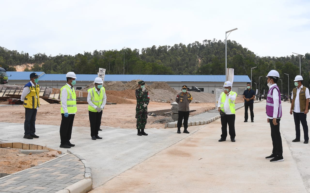 Presiden Joko Widodo (Jokowi) saat meninjau RS Darurat di Pulau Galang, Kepulauan Riau (Kepri). (Foto: Setpres)