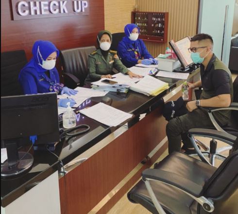 Aktor Detri Warmanto check up kesehatan terkait statusnya sebagai pasien positif corona. (Foto: Instagram @detriwarmanto)