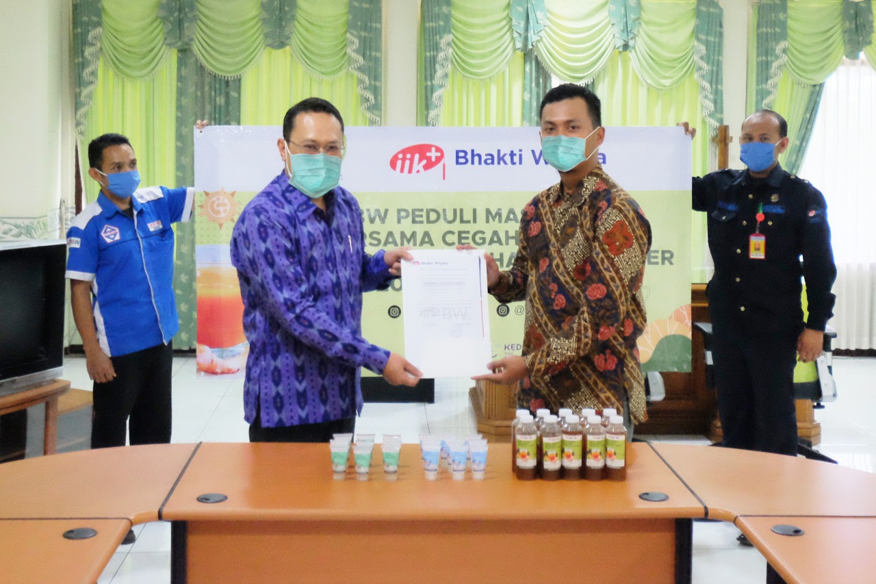 IIK Bhakti Wiyata saat membagikan hand sanitizer dan minuman herbal. (Foto: Dok. IIK)