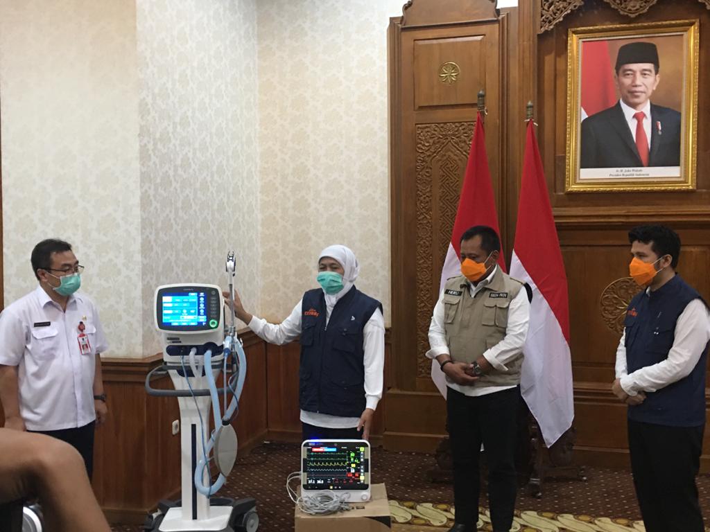 Gubernur Jawa Timur Khofifah Indar Parawansa, saat melakukan konferensi pers di Gedung Negara Grahadi. (Foto: Alief/ngopibareng.id)