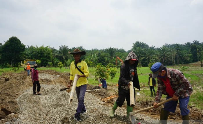 Sejumlah petugas sedang membangun akses jalan ke pemakaman. (Foto:Antara/Nur Aprilliana Br Sitorus)