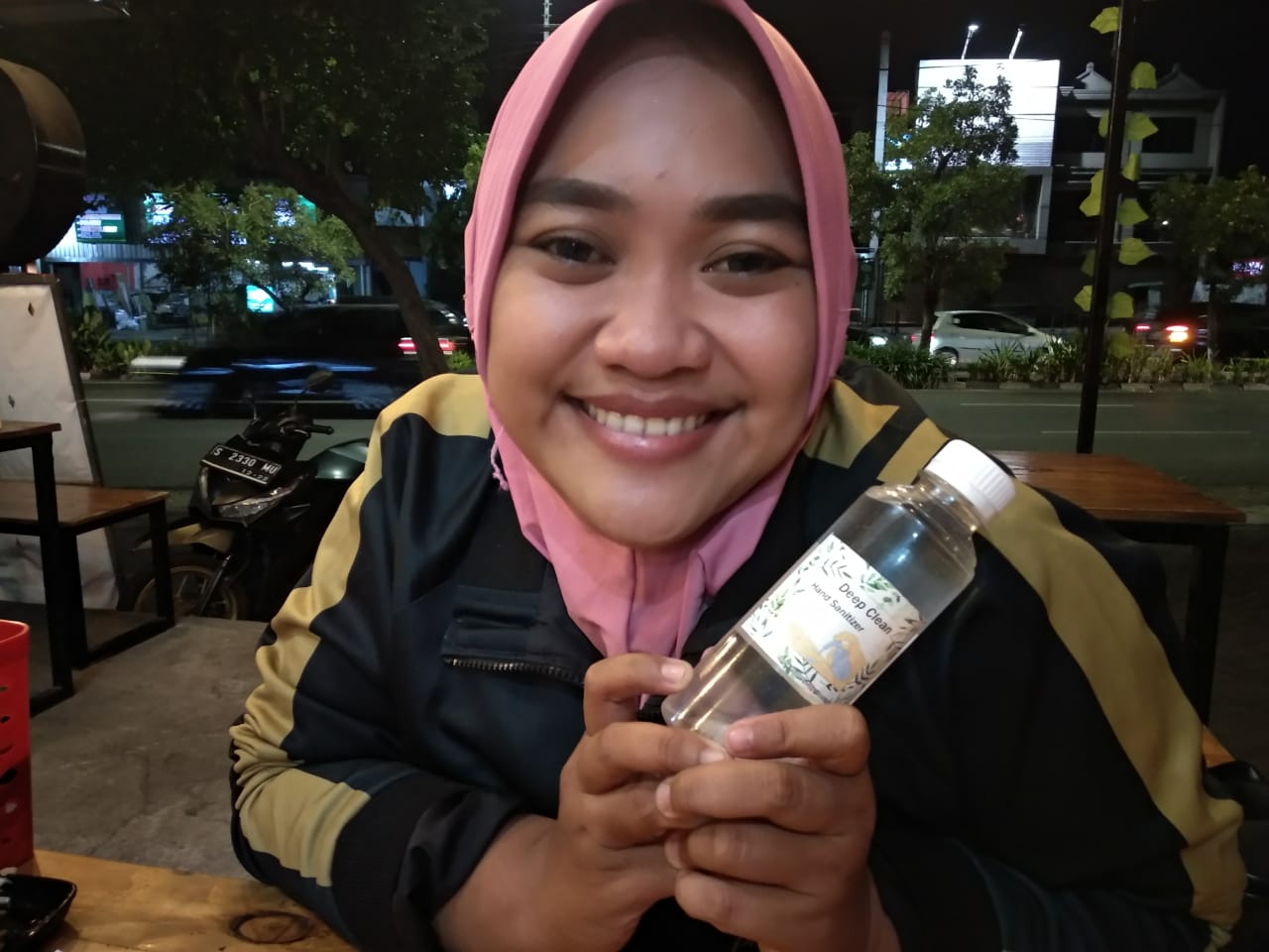 Nur Kholifia Alfa Rizky, mahasiswi perawat penjual hand sanitizer dadakan (Foto: Rizqi Mutqiyyah/Ngopibareng.id)