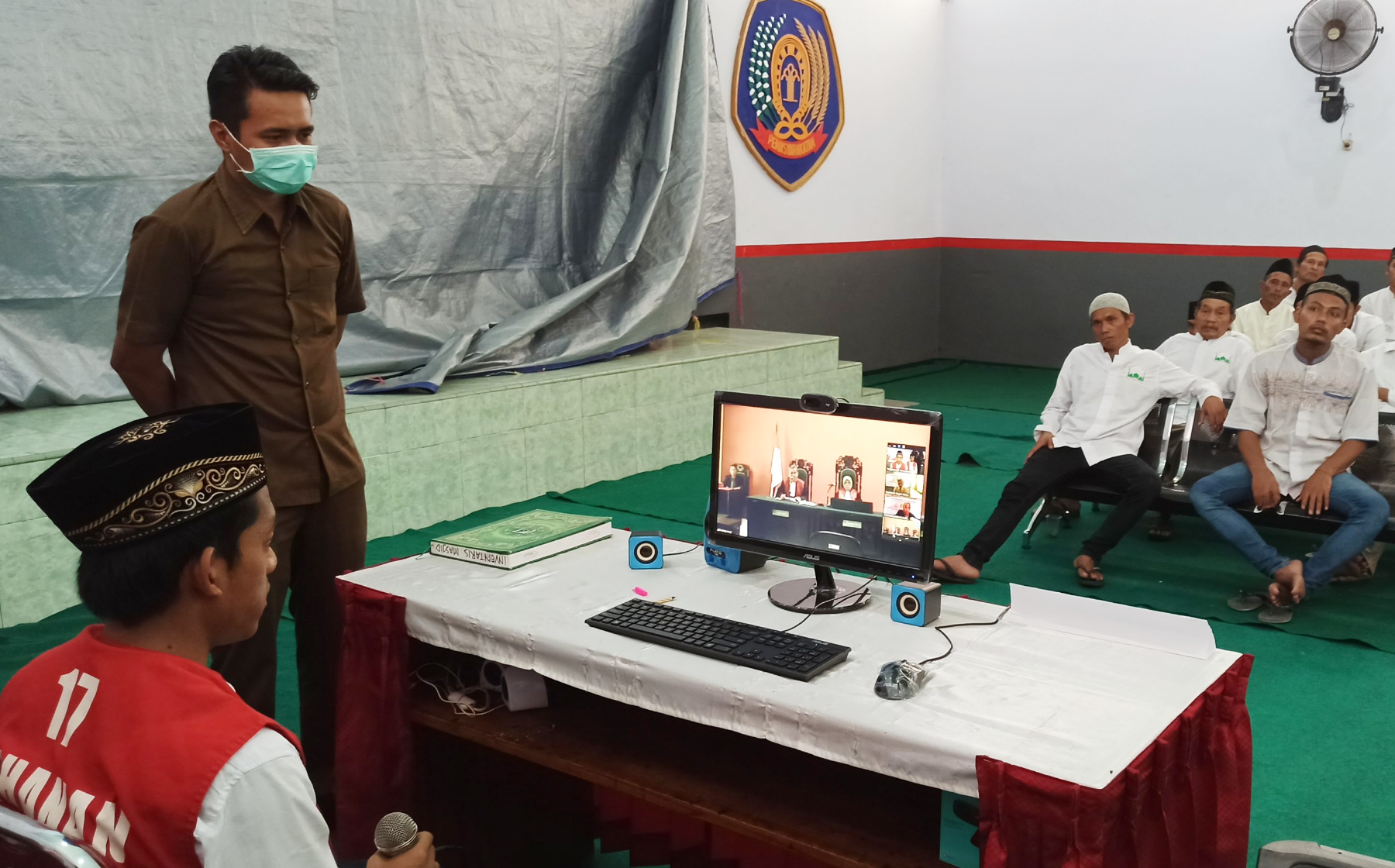 Terdakwa kasus penyalahgunaan narkoba sedang menjalani sidang secara online di Lapas Banyuwangi (foto: Hujaini/ngopibareng.id)