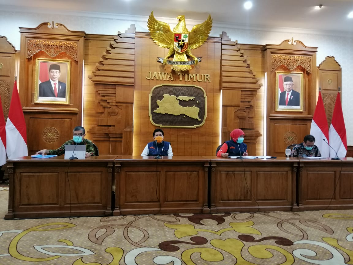 Gubernur Jawa Timur Khofifah Indar Parawansa, saat melakukan konferensi pers di Gedung Negara Grahadi. (Foto: Alief/ngopibareng.id)