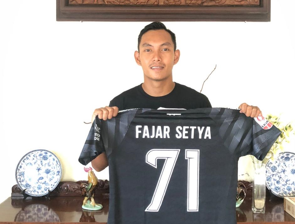 Penjaga Gawang Persik Kediri Fajar Setya Jaya lelang Jersey. (Foto: Istimewa)