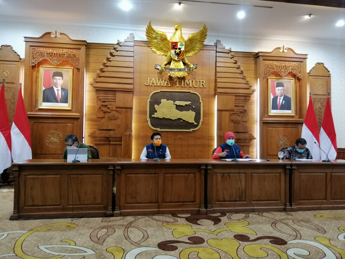 Gubernur Jawa Timur Khofifah Indar Parawansa, saat melakukan konferensi pers di Gedung Negara Grahadi. (Foto: Alief Sambogo/Ngopibareng.id)