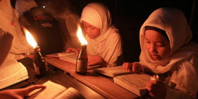 Para santri sedang mengaji dan menuntut ilmu Al-Quran dalam kondisi sederhana. (Foto: Istimewa)