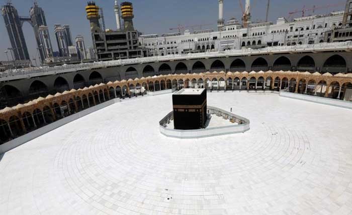 Tidak seorangpun melakukan Tiwaf di Ka'bah, di dalam Masjidil Haram, Mekah, setelah diberlakukan jam malam selama 24 jam. (Foto:Reuters)