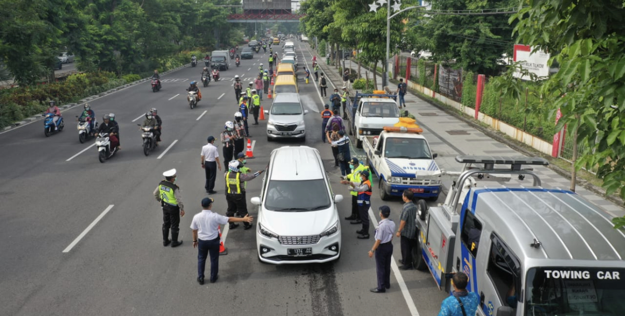 Pemkot Surabaya, saat melakukan kegiatan penyemprotan disinfektan (Dok. Pemkot Surabaya)