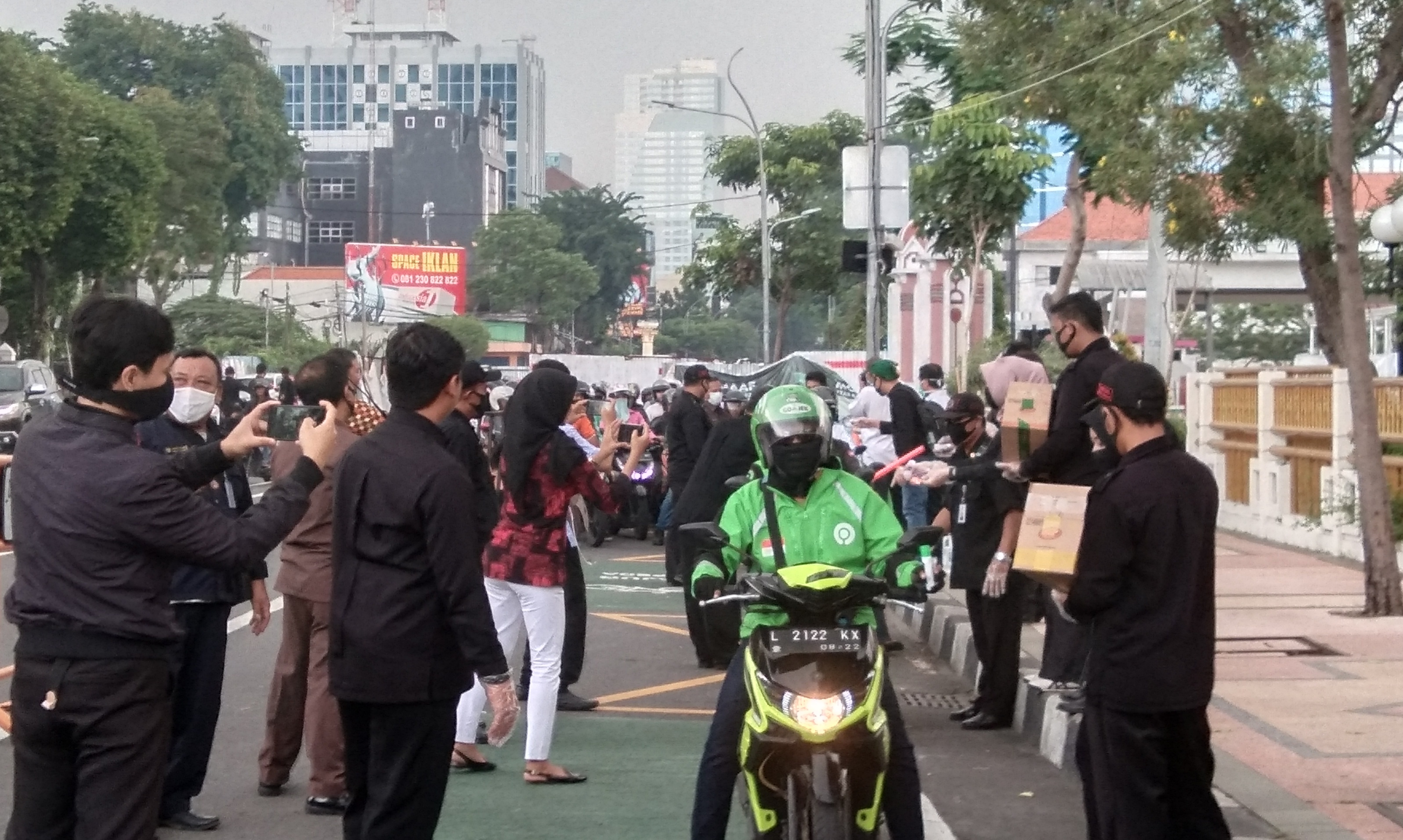 Beberapa anggota DPRD Surabaya dari Komisi D yang membagikan sabun dan vitamin di depan kantor DPRD Surabaya Jalan Yos Sudarso (Foto: Ni'am Kurniawan/Ngopibareng.id)