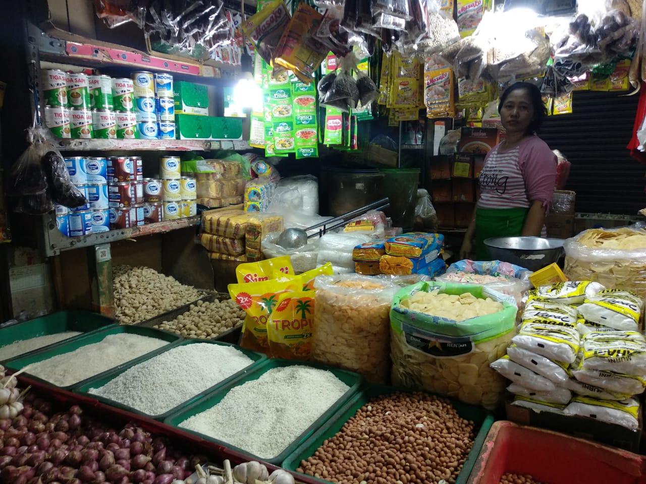 Salah satu penjual sembako di Pasar Wonokromo. (Foto: Rizqi Mutqiyyah/Ngopibareng.id)