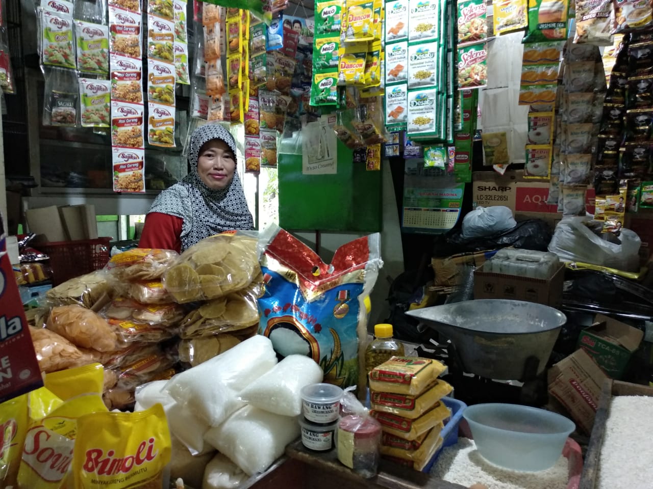 Maria, salah satu pedagang gula di pasar tradisional Tenggilis Mejoyo (Foto: Rizqi Mutqiyyah/Ngopibareng.id)