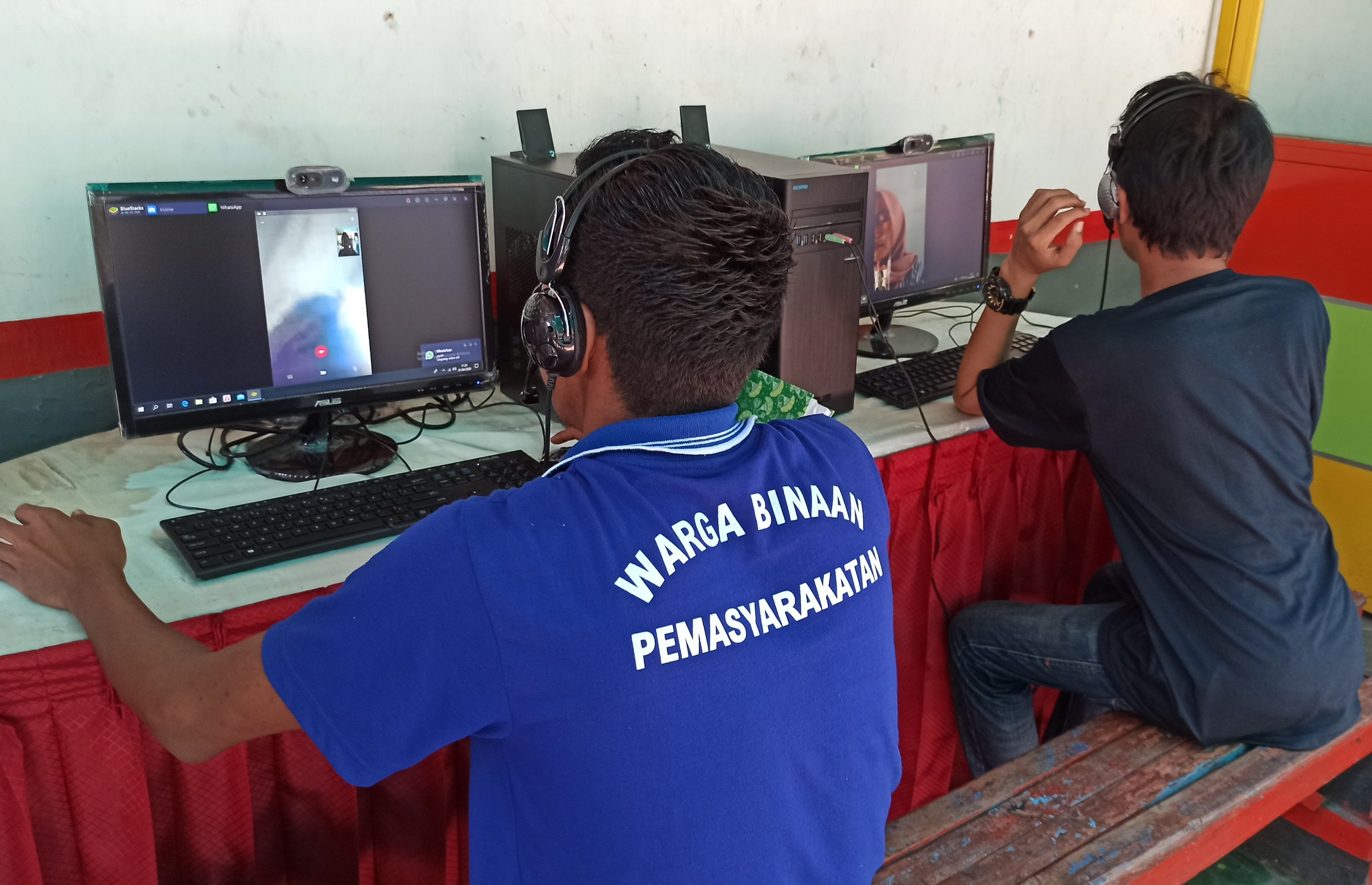 Dua warga binaan sedang melakukan video call dengan keluarganya (foto: Hujaini/ngopibareng.id)