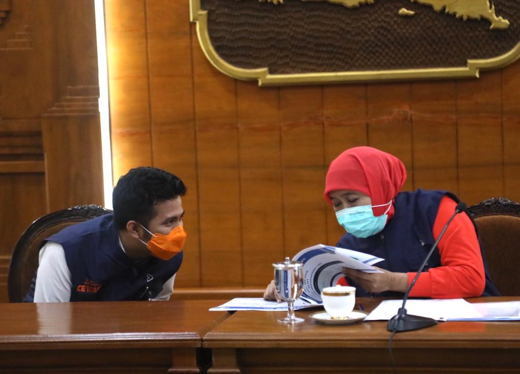 Gubernur Jawa Timur Khofifah Indar Parawansa, saat melakukan konferensi pers di Gedung Negara Grahadi. (Foto: Alief/ngopibareng.id)