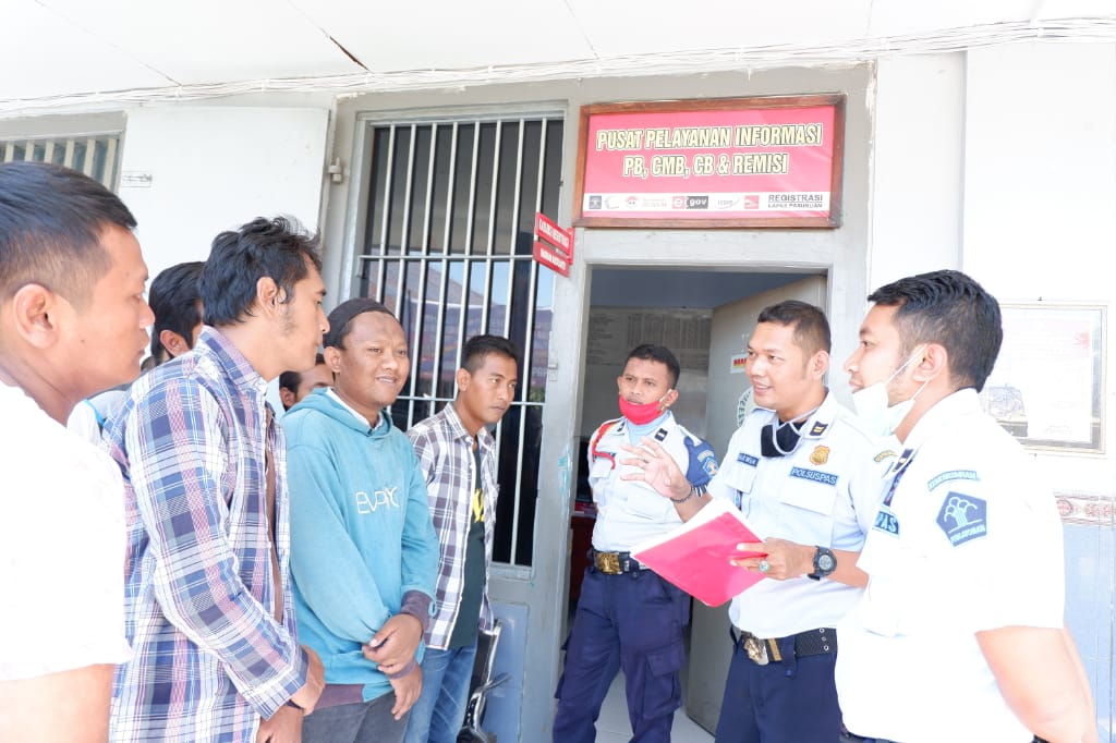 Petugas lapas mendata para warga binaan pemasyarakatan (WBP), yang mendapat asimilasi dan hak integrasi. (Foto: Fariz Yarbo/Ngopibareng.id)