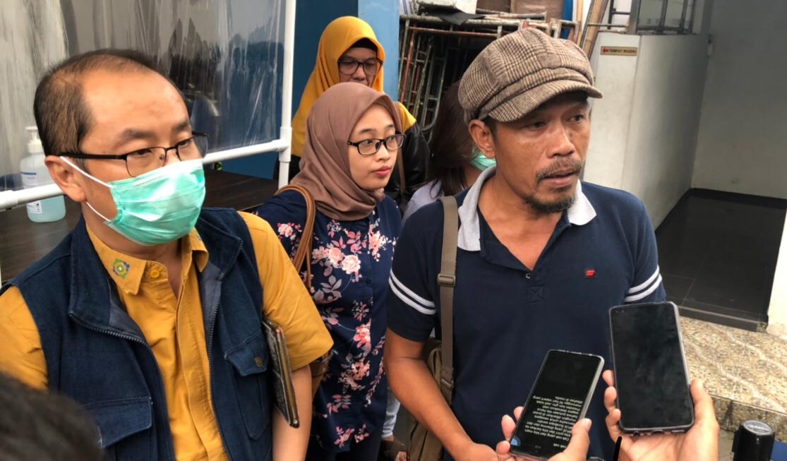 Kusman (kanan) bersama Dr Herman, setelah melakukan pertemuan di Kantor BPJS Kesehatan Surabaya. (Foto: Andhi Dwi/Ngopibareng.id)