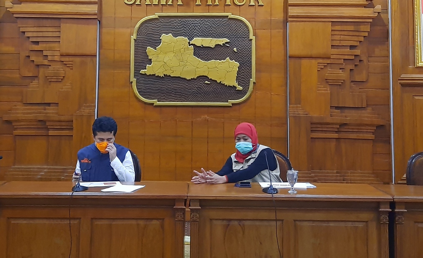 Gubernur Jawa Timur Khofifah Indar Parawansa, saat melakukan konferensi pers di Gedung Negara Grahadi. (Foto: Alief Sambogo/Ngopibareng.id)