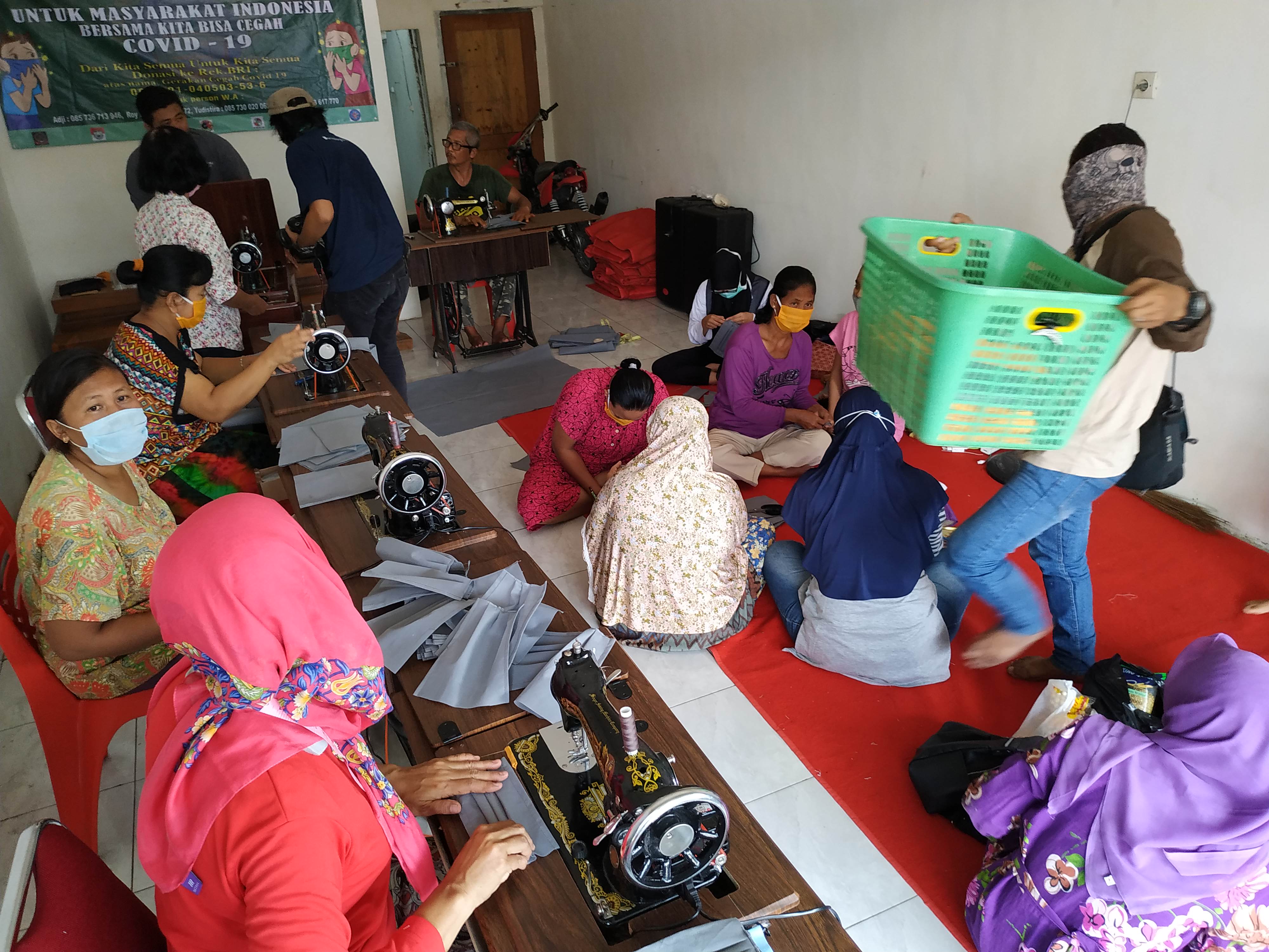 Emak emak di Kediri membuat masker dibagikan gratis (Fendi Plesmana/Ngopibareng.id)